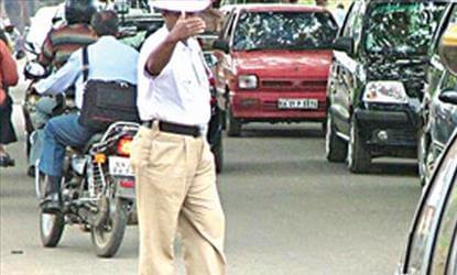 காவல்துறை உங்கள் நண்பன்... கண்ணியம் காத்த டிராபிக் போலீஸ்